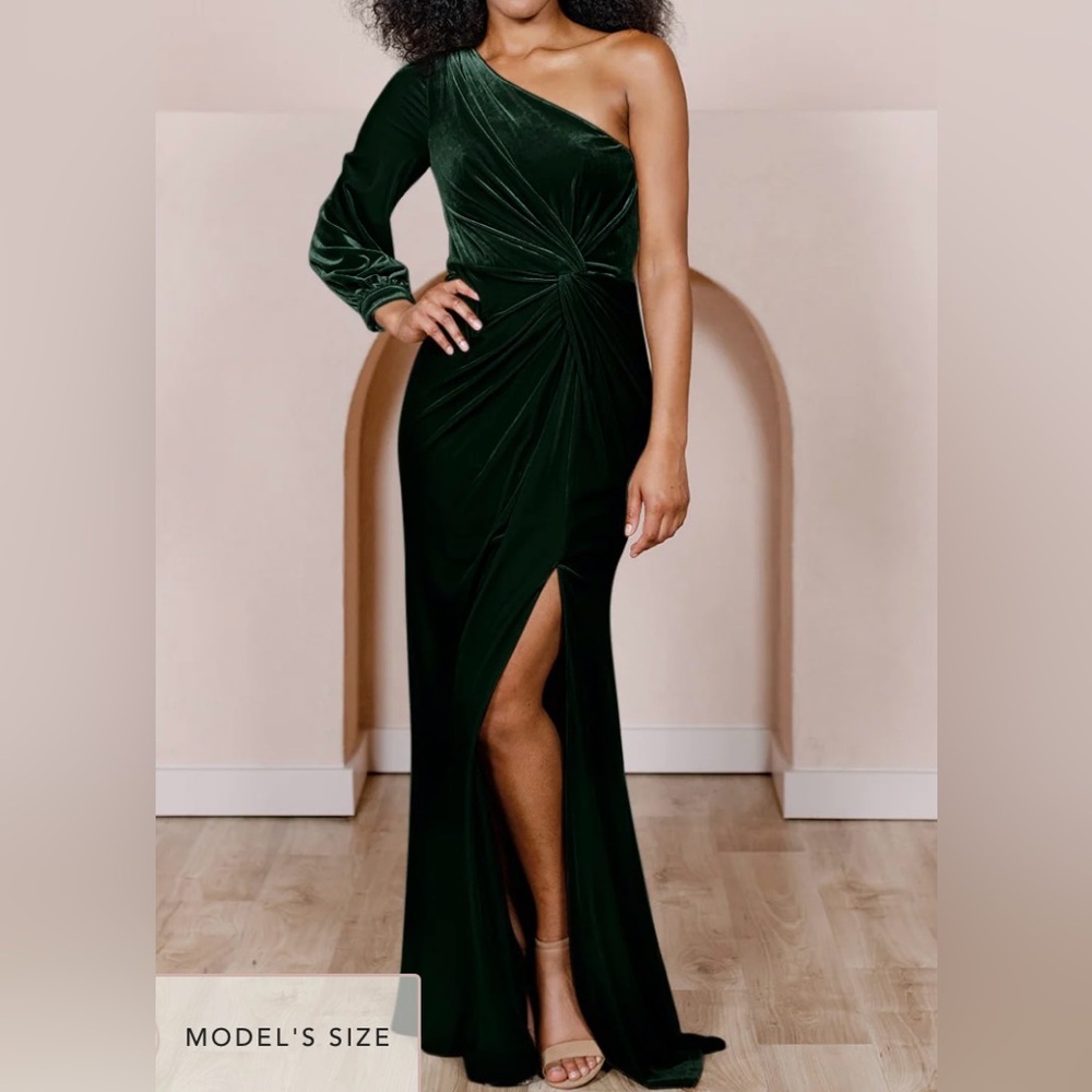 Reverly | Aurora Velvet Dress, Size 8, no alterations, worn once. Emerald Color